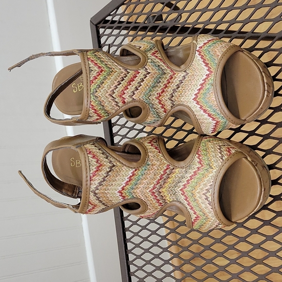 Adorable wedge platform sandals size 5.5 - Picture 2 of 7